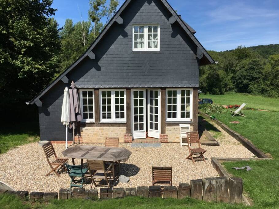 repas au soleil devant le salon