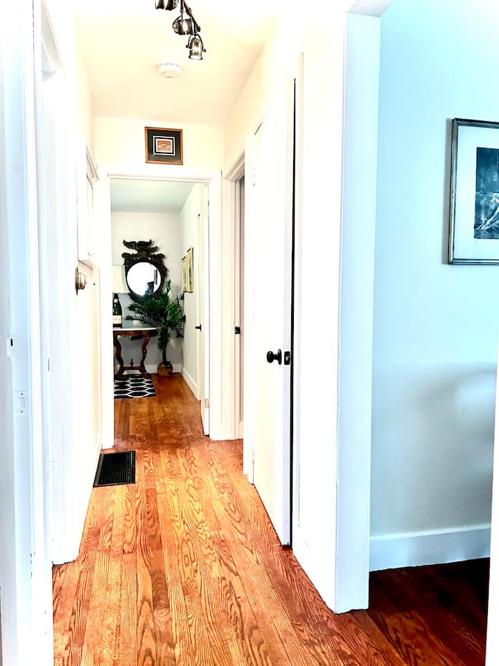 Ходникот на приземјето води до комплетно опремена бања, спална соба со брачен кревет, соба со телевизор која има кауч на кој може да се спие и како на кревет за едно лице, сончева тераса и двор.