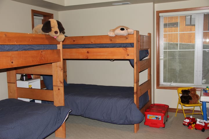 Два комплекта двуетажни легла със забавни плюшени играчки и играчки, които да занимават децата!