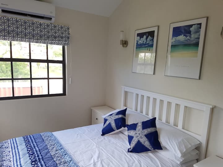 Hoofdslaapkamer met kledingkast en laden 