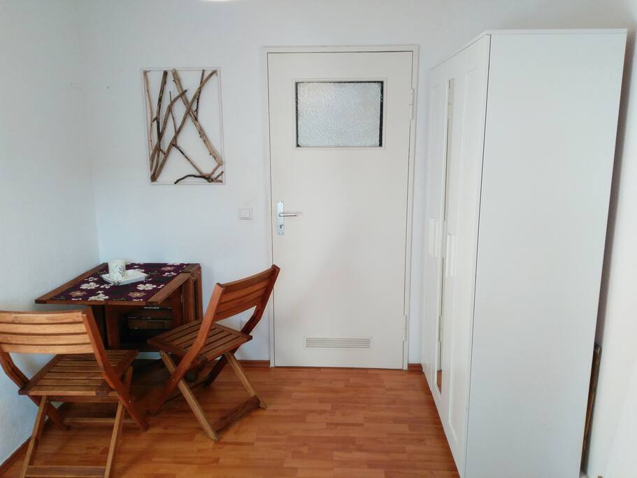 großer Kleiderschrank und variable Sitzecke
