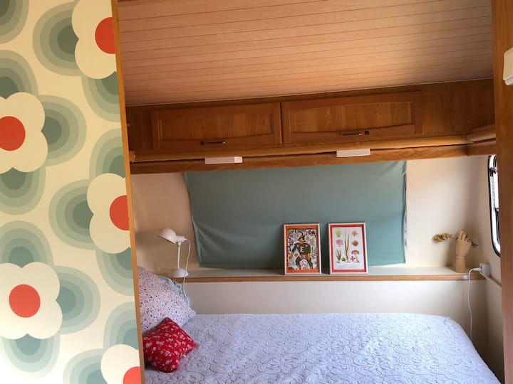 Spavaća soba s kvalitetnom posteljinom: madrac s oprugama i memorijskom pjenom.