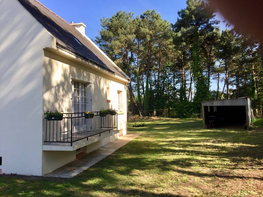 le coté droit avec grand garage ouvert