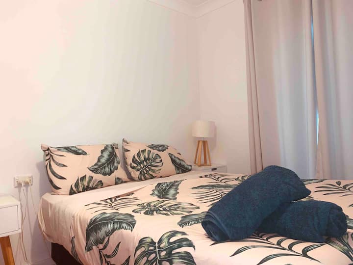 Cama doble 
 Esta habitación tiene una puerta corrediza que conduce al patio trasero