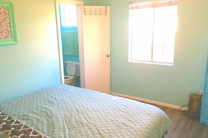 El dormitorio 1 tiene una cama tamaño king y un baño adjunto.