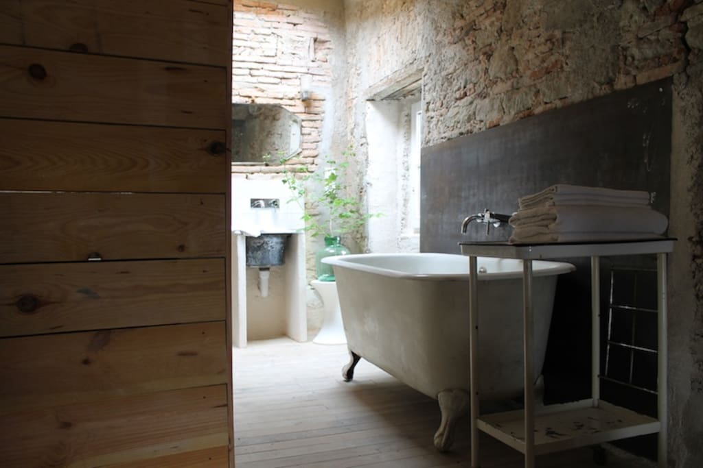 summer cabin bathroom