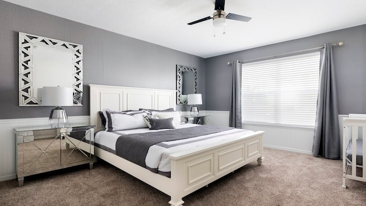 Offrez-vous le confort ultime de la chambre principale, idéalement située au rez-de-chaussée, dotée d'un lit king size luxueusement spacieux.