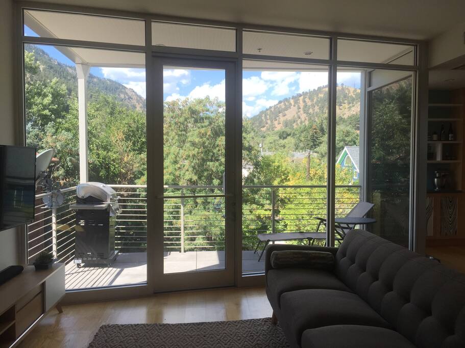 The private balcony has beautiful views and of course, a brand new BBQ =).