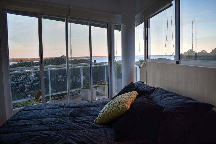 Moderno monoambiente frente al río