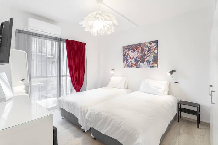 ห้องนอนเตียงคู่พร้อมเตียงขนาดใหญ่ 2 เตียงร่วมกันหรือห่างกัน