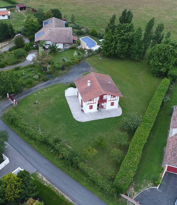 Vue d'ensemble de la maison et du jardin clos