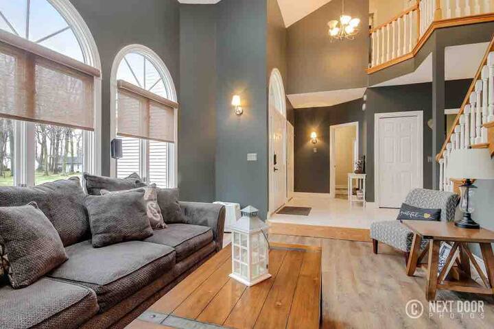 **5-STAR** Master Suite ~ King Bed ~ Book Today!!