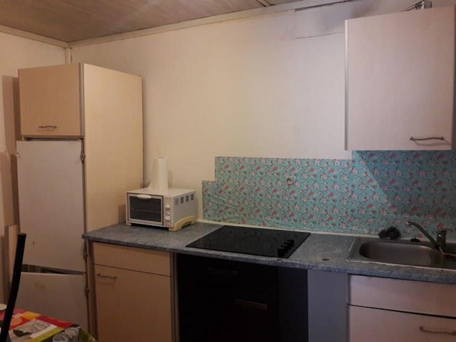 Cuisine équipée, plaque induction, four, frigo, et vaiselle
