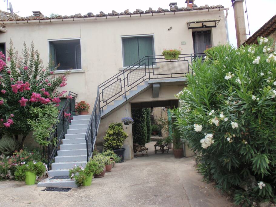 façade ouèst et parking.vue a l arrivèe;au fond de la rue du Grès.sont patio,et passage,pour accès a la cour arrire du gite.