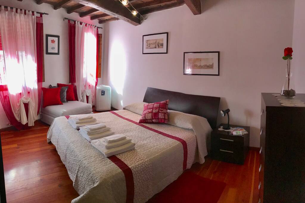 Camera da letto King size e puff letto da una piazza....!