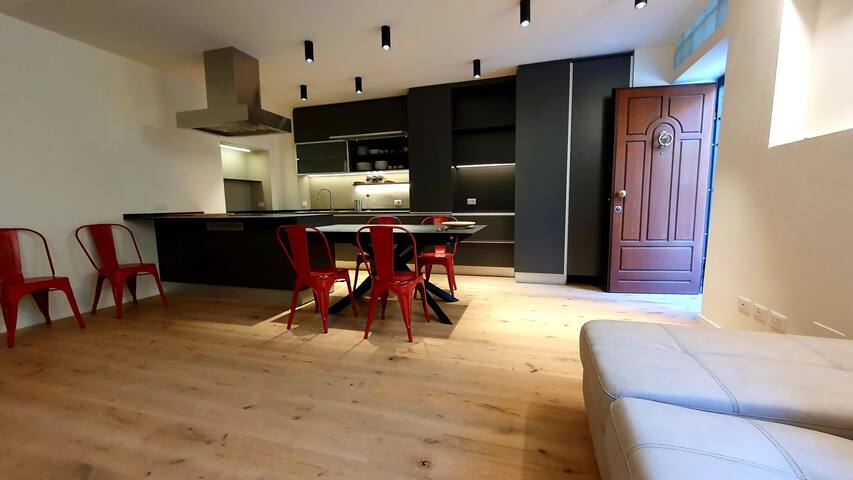 Boutique apartment with patio. Navigli experience gallery image 2