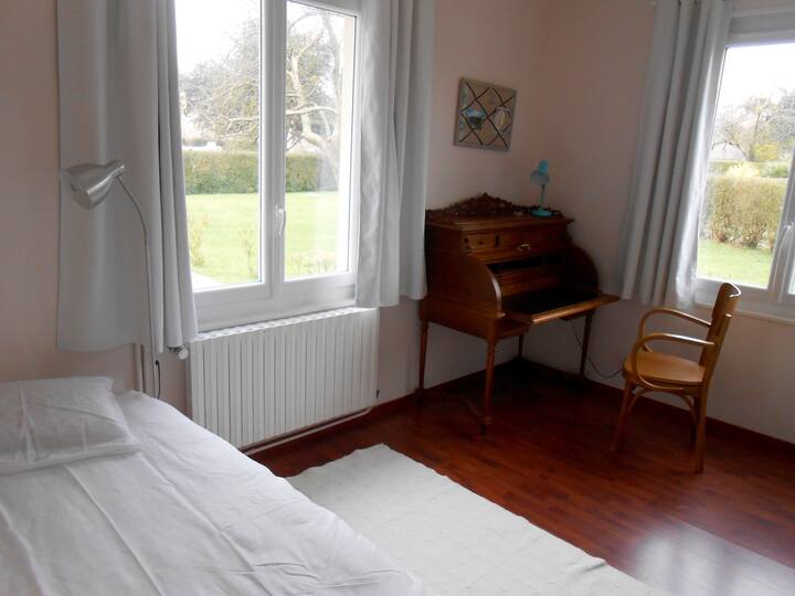 חדר יחיד בקומת הקרקע. לא סופקו מצעים. 