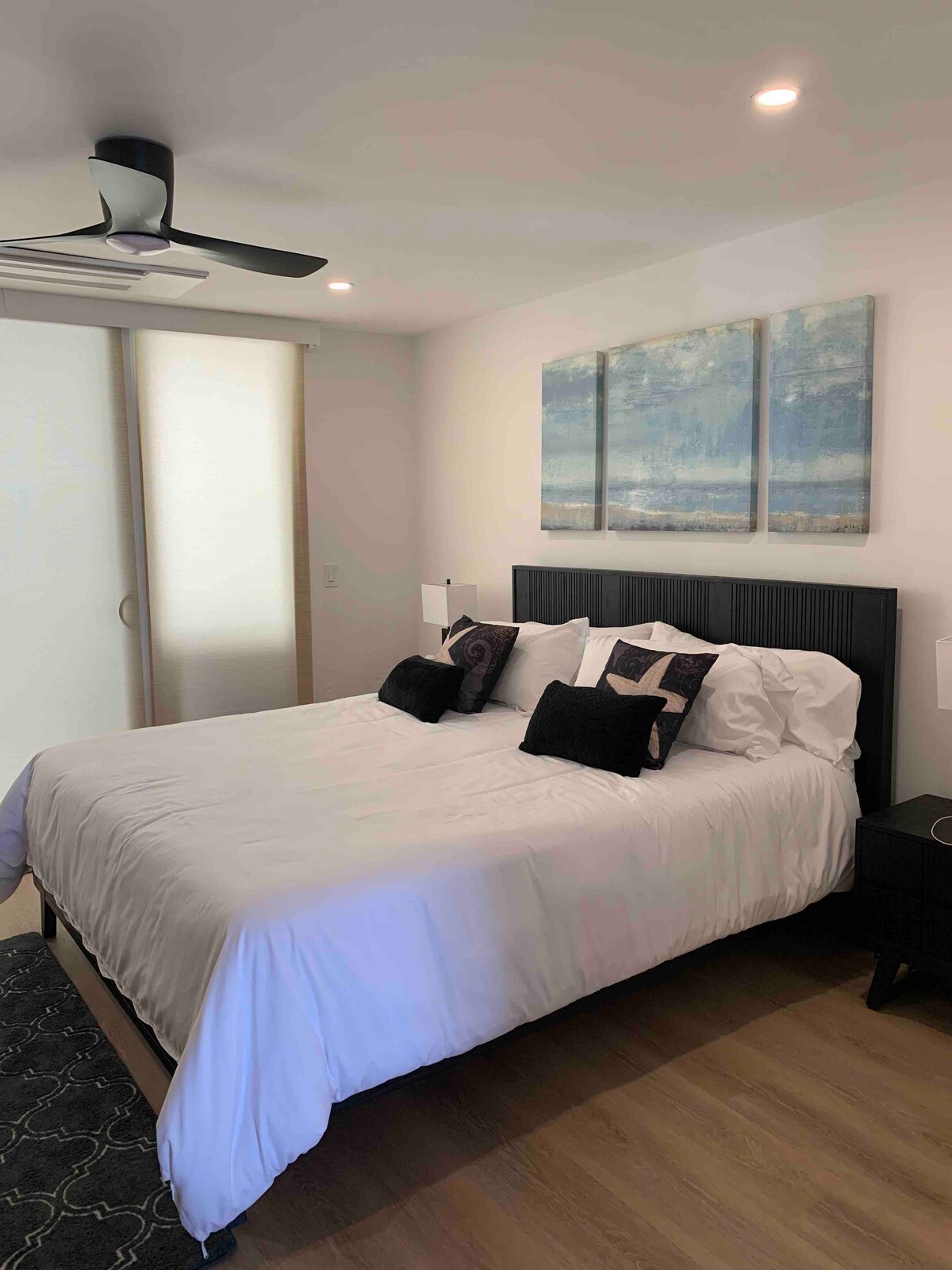 เตียงคิงไซส์ Cal พร้อมที่นอน Dreamcloud  ผ้านวมนุ่มๆและหมอนเสริม