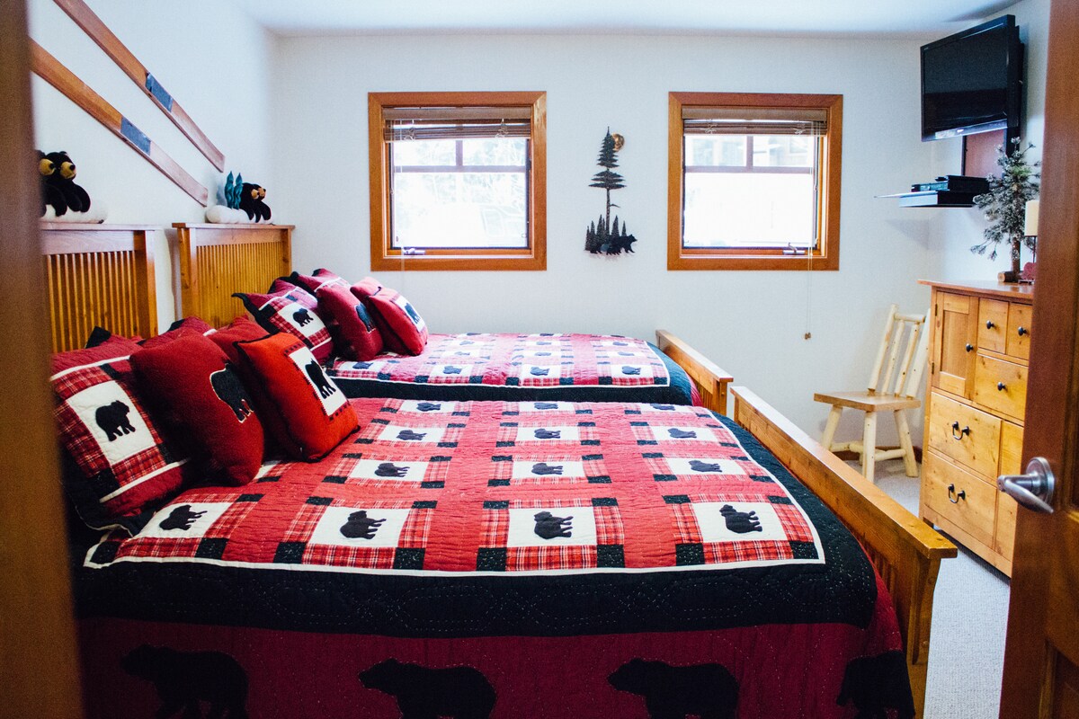 Dva bračna kreveta u spavaćoj sobi u prizemlju