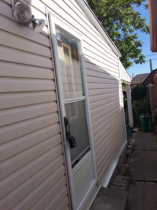Side door entry .lock box with easy check in .