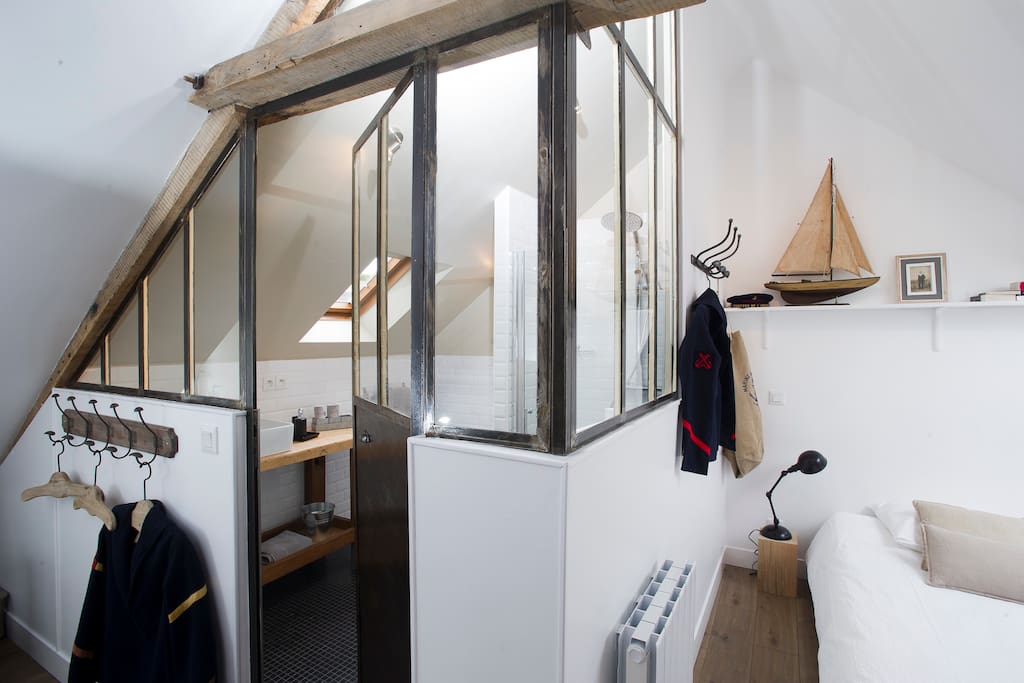 Salle de bain dissimulée par une verrière tout acier