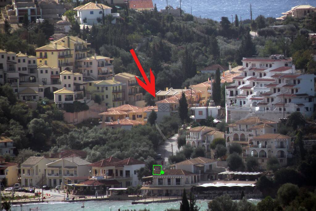Ubicazione casa tra due mari (evidenziato in verde Hotel Filakas sul porto)