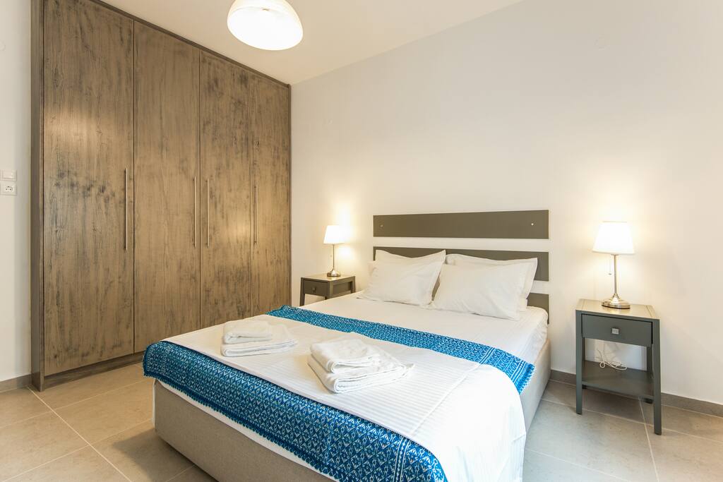 the main bedroom, plenty of space in the wardrobe.