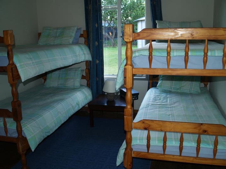 Chambre 5 - Plan ouvert avec 4 lits superposés.  Les lits sont pour les enfants et disposent d'une échelle.