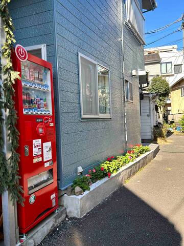 Neko Neko Inn – cat themed home in Shibuya gallery image 3