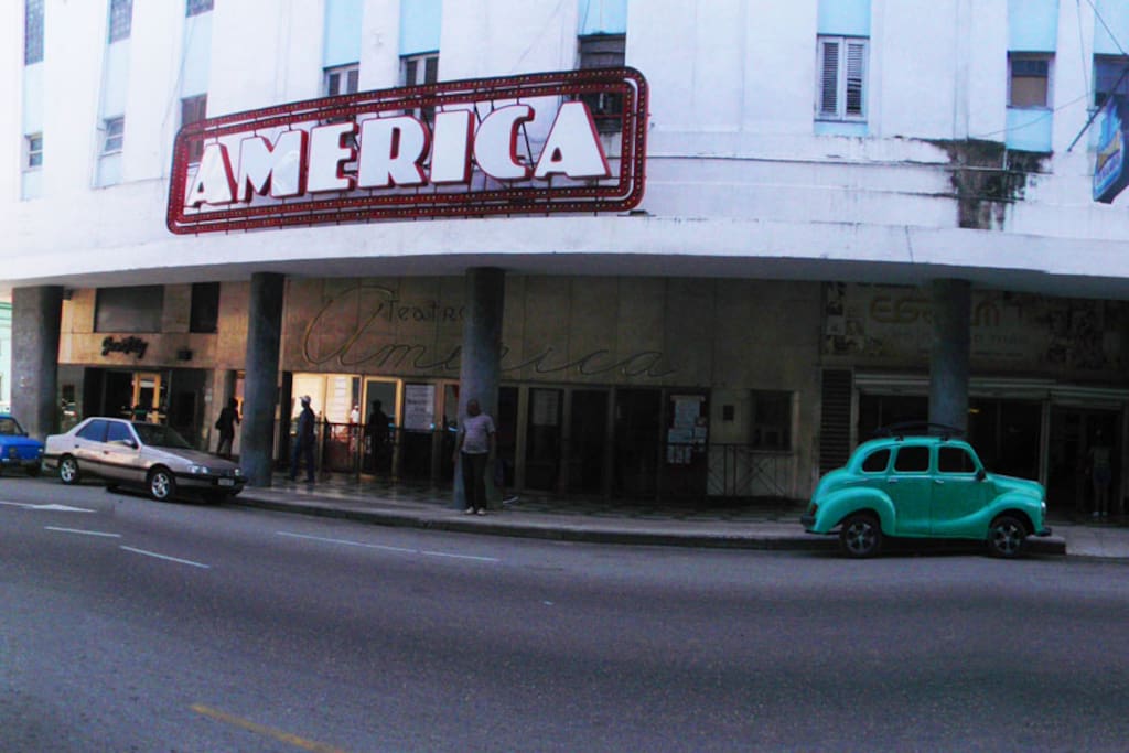 Teatro America frente a la casa