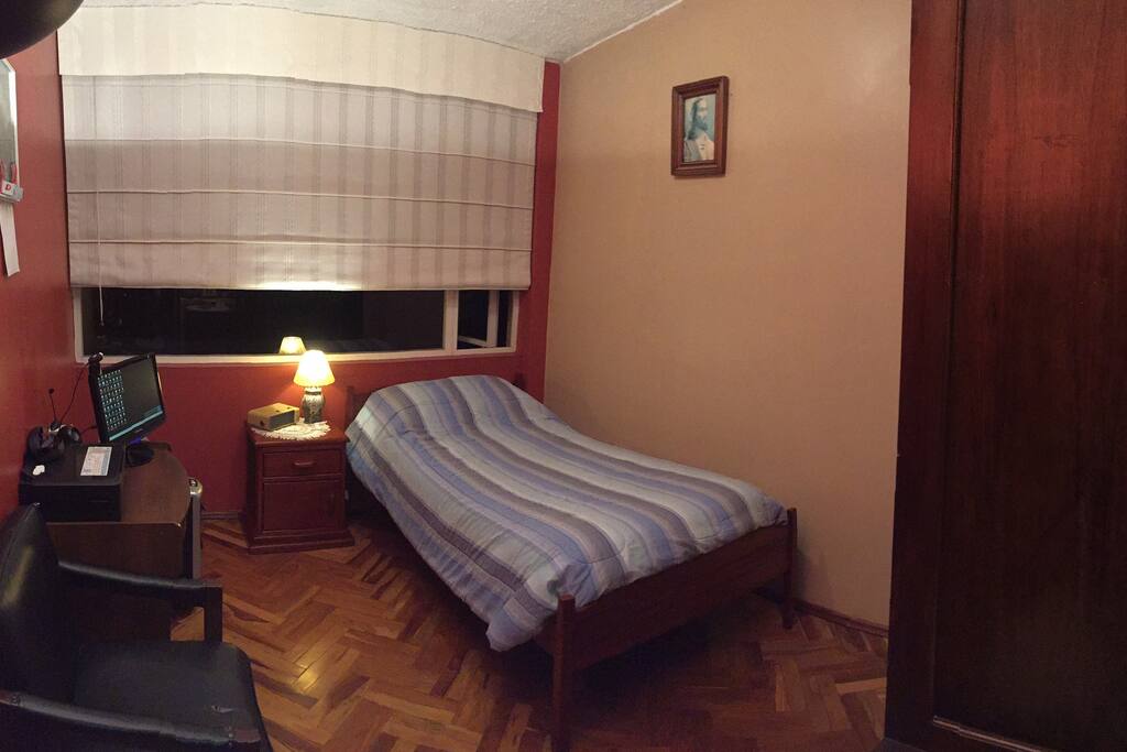 Habitación con cama matrimonial.