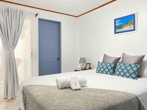 3 min from SJO airport, Kaeli House. Free parking