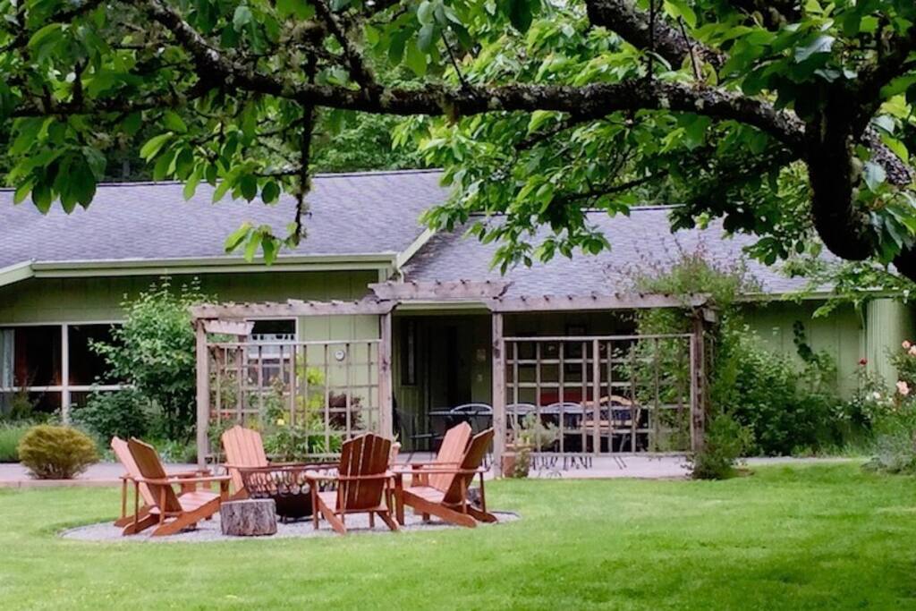 Spacious lawn with lots of space for games or enjoying time with family and friends.