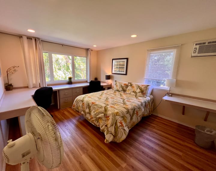 Chambre de bureau avec lit queen size et placard. Cette chambre dispose d'une unité de climatisation dédiée