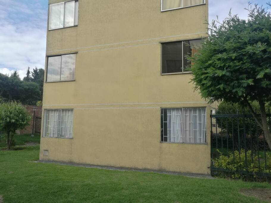 Apartamento ubicado en el segundo piso del edificio, muy conveniente y con muy buena vista. / Apartment located on the second floor of the building, very convenient and with very good view