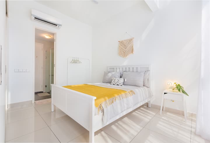 Двойно легло в стая 1 , самостоятелна баня (приземен етаж)
