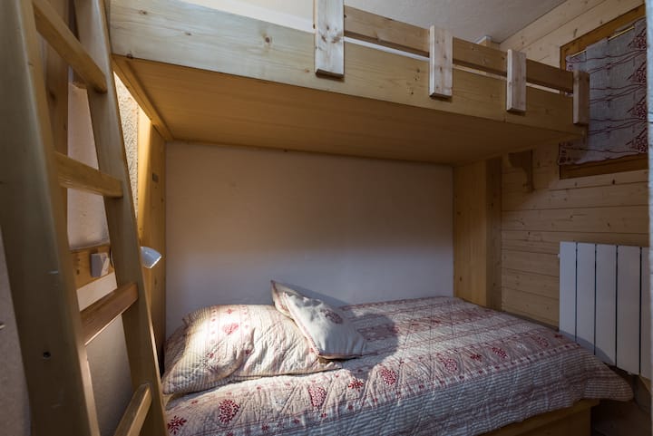 Cabine avec lits superposés niveau inférieur/Cabin with bunk beds on the lower level
