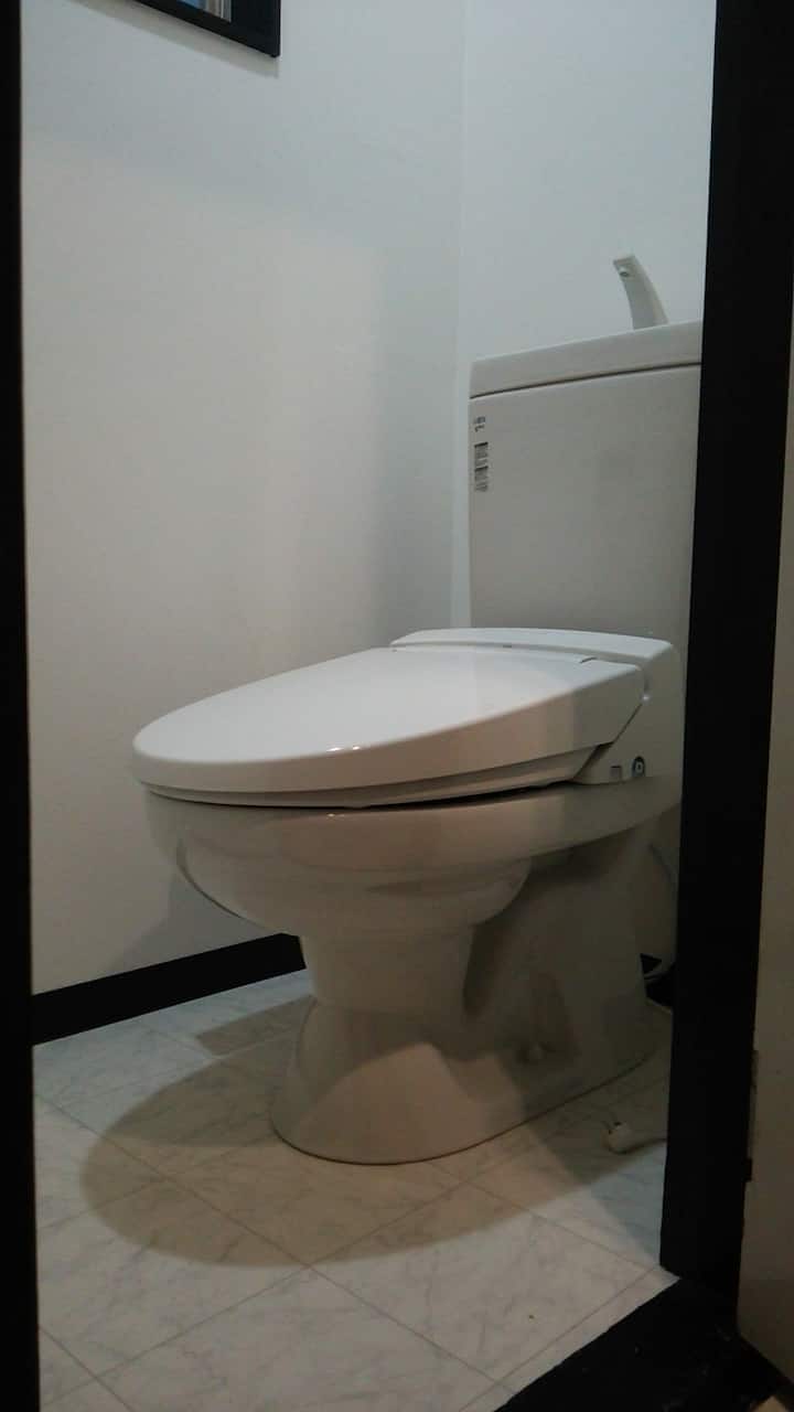 トイレ２室あります。
１室はウォシュレット完備