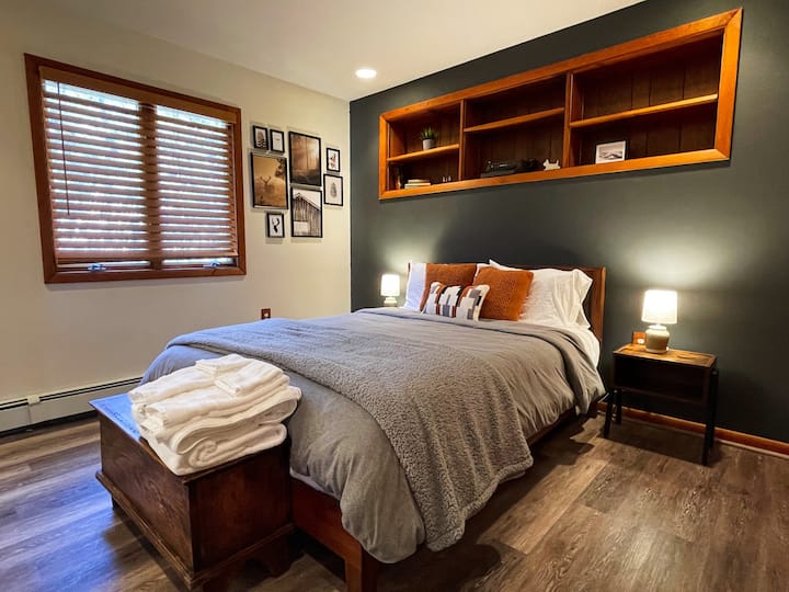 Dormitorio 2: cama tamaño queen, baño compartido con el dormitorio 3.