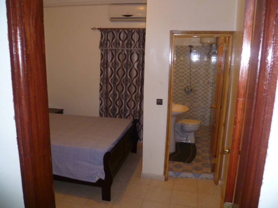 VOUS AVEZ LA CHAMBRE ET LES TOILETTES