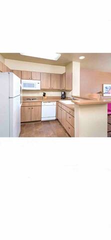 Fabulous 2-bedroom condo with full kitchen, pool. gallery image 4