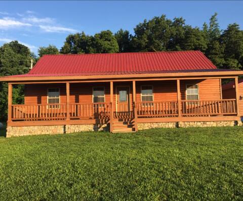 Gorgeous Log Cabin close to Cave and Lakes!!