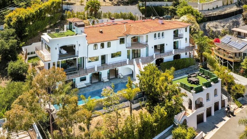 Luxury Modern Hollywood Hills Villa gallery image 2