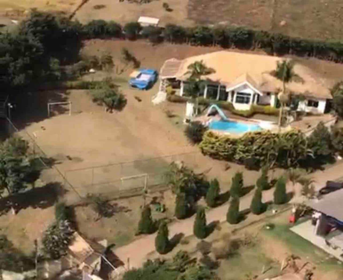 Top performing Airbnb: Casa de campo, with a Beach Tennis court! in Santana De Parnaíba