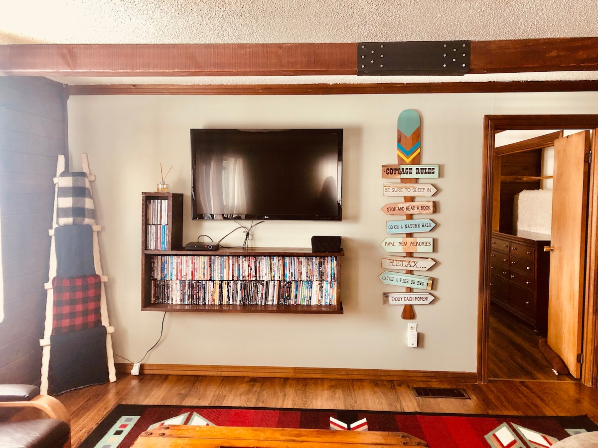 Široký výber dvd, spoločenských hier a kníh. Televízor je k dispozícii so službami Netflix, Prime, YouTube a ďalšími. 