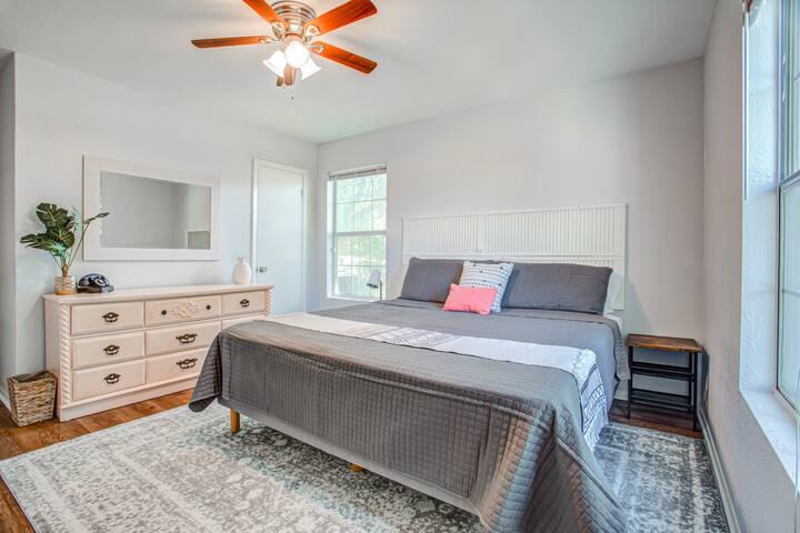 Schlafzimmer #3 mit einem komfortablen Kingsize-Bett!! Viel Platz für deine Kleidung in der Kommode und 2 Schränke!