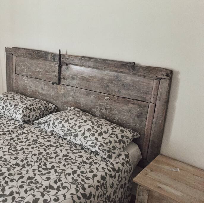 Private double bedroom with two single beds.
Ancient wood door.