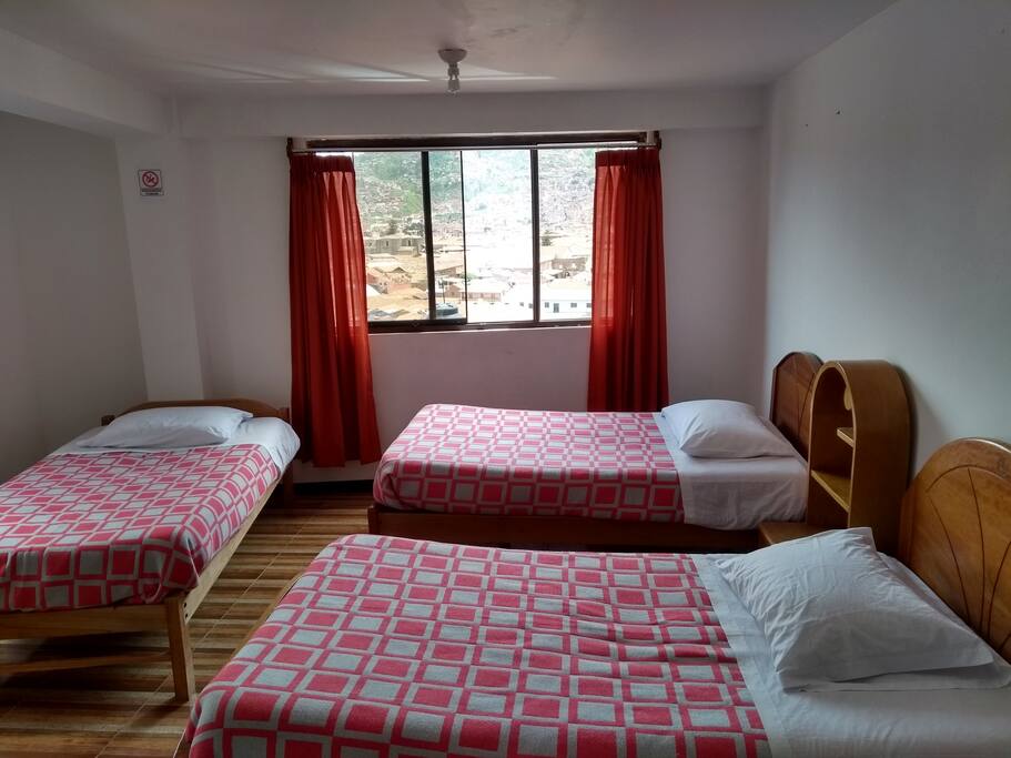 1.- Triple room / 3 camas
-City view / vista a la ciudad
- No private bathroom / No baño privado