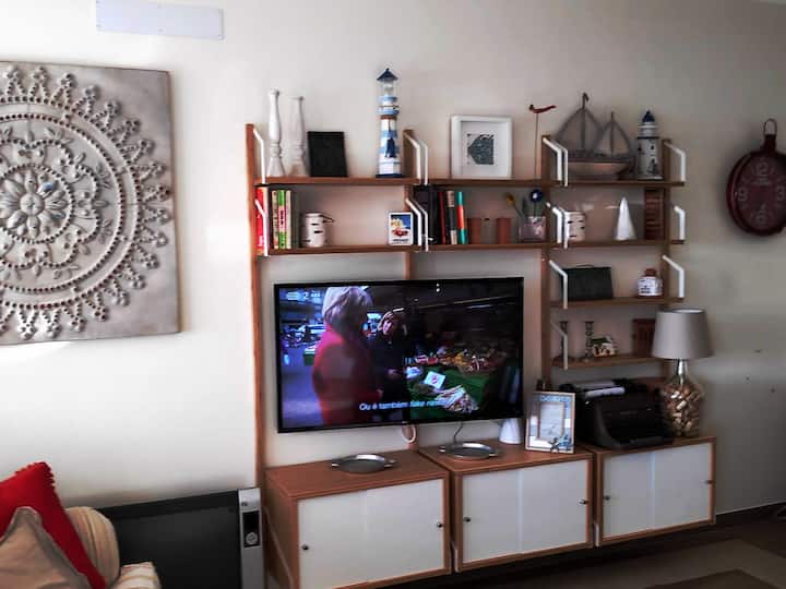 Habitación equipada con televisión inteligente y 3 sofás para que todos estén cómodos