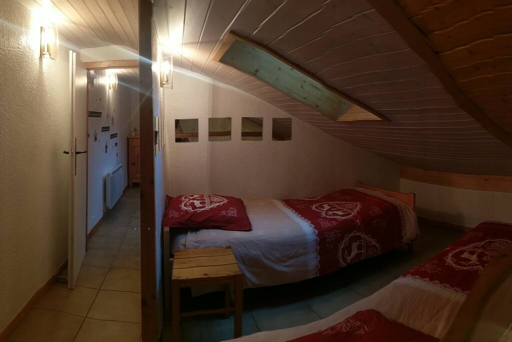 Coin couchage avec la chambre au fond